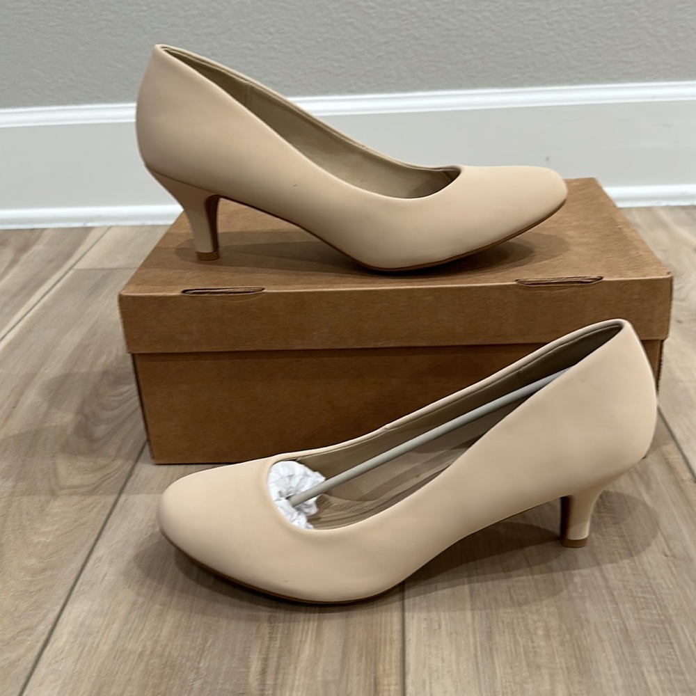New Women’s Dream Pairs Brand Size 11 Heels Ivory Cream Tan New in Box👡